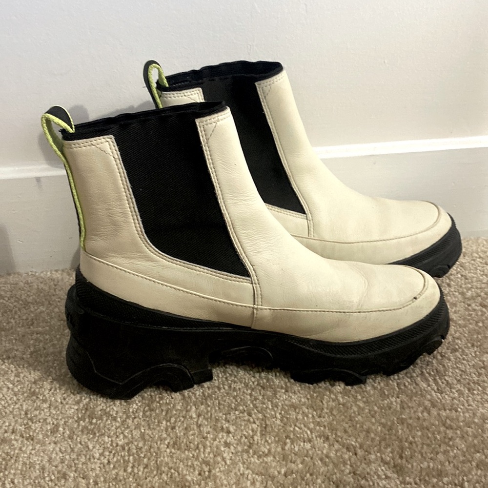 Sorel Chelsea boot, size 9, white with black sole
